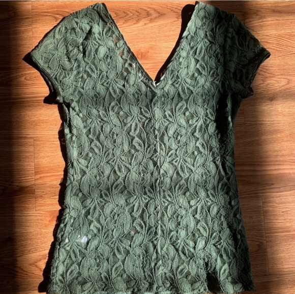BANANA REPUBLIC FOREST GREEN FLORAL LACE SHORT SLEEVE WOMEN'S PETITE SIZE SMALL - Picture 2 of 2